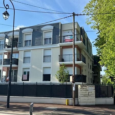 2 Pieces Standing Entre Disneyland Et Paris Neuilly-Plaisance Εξωτερικό φωτογραφία