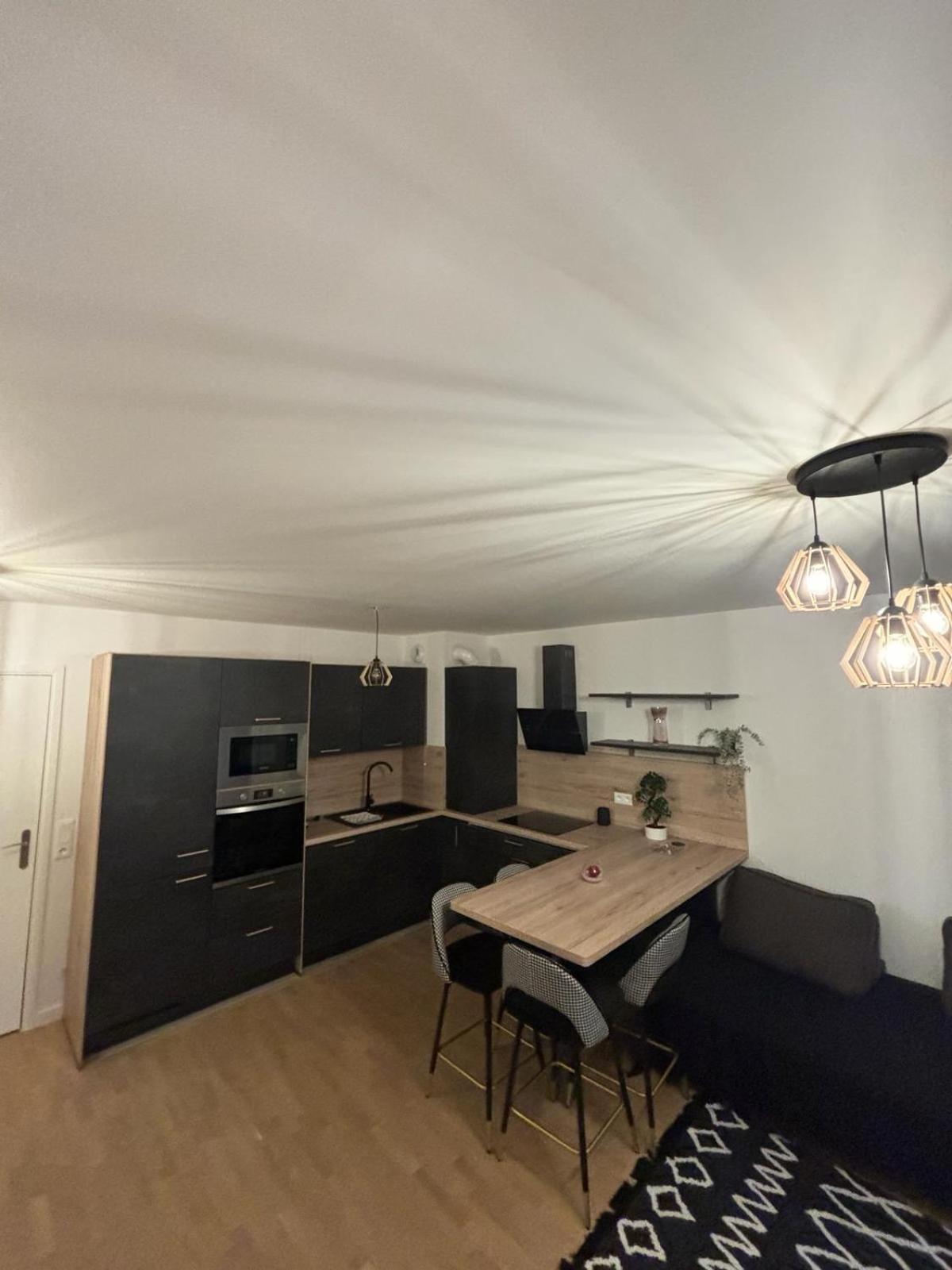 2 Pieces Standing Entre Disneyland Et Paris Neuilly-Plaisance Εξωτερικό φωτογραφία